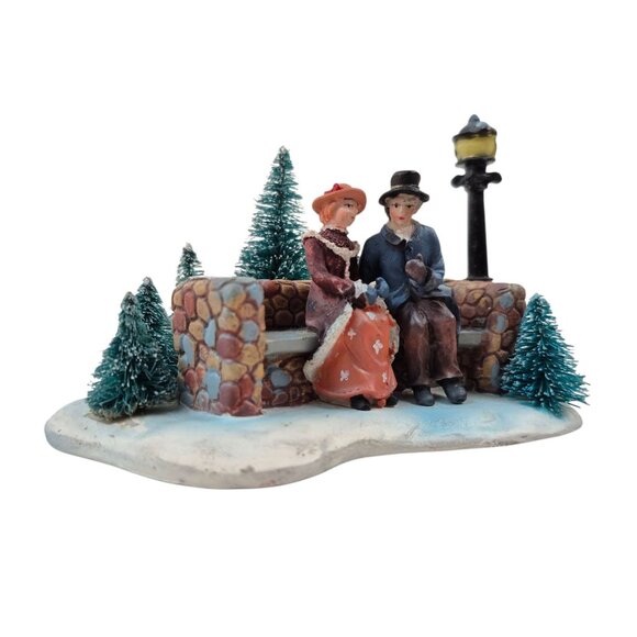 Holiday Time Christmas Village Couple On Bench With Lamp Post Scene Boxed Resin - Picture 10 of 10